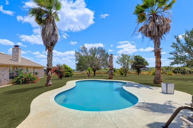 446 Quail Hollow Dr, Adkins, TX 78101