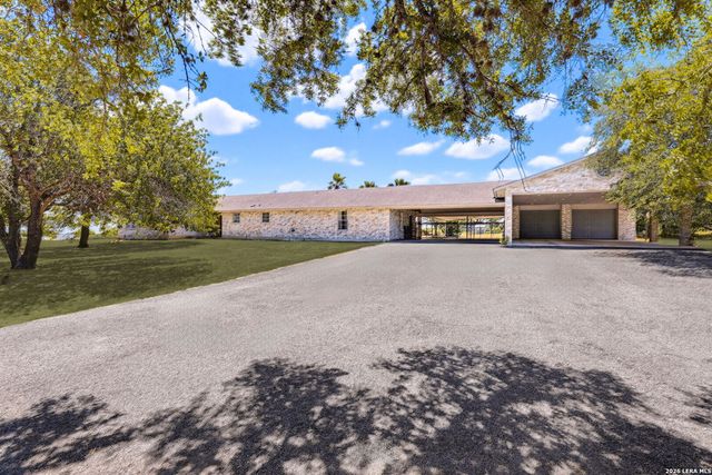 446 Quail Hollow Dr, Adkins, TX 78101
