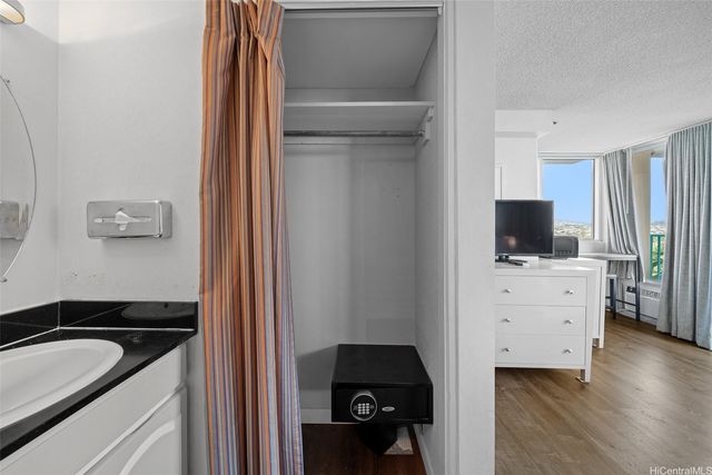 444 Kanekapolei Street 810, Honolulu, HI 96815