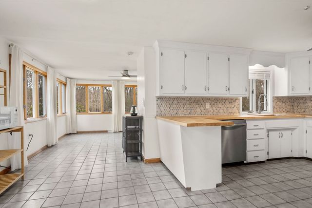 34 Locust St, Burlington, MA 01803