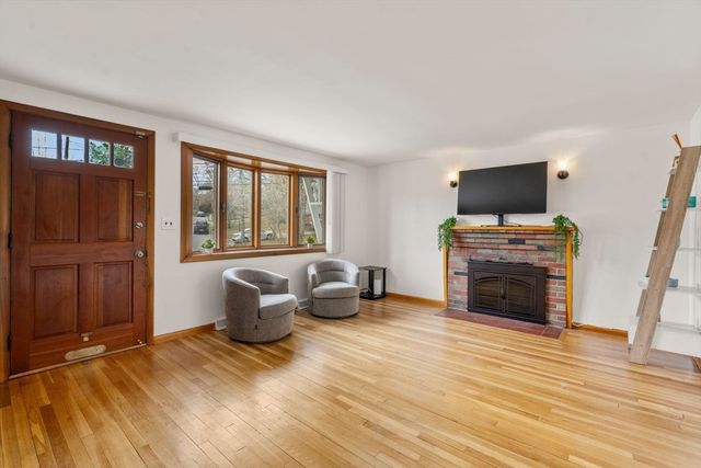 34 Locust St, Burlington, MA 01803