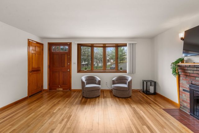 34 Locust St, Burlington, MA 01803