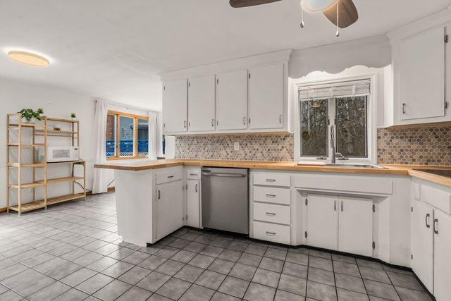 34 Locust St, Burlington, MA 01803