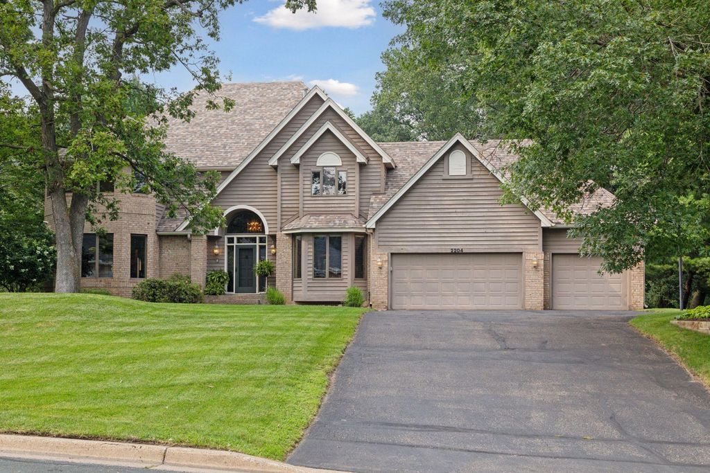 2204 Wildwood Court, Burnsville, MN 55306