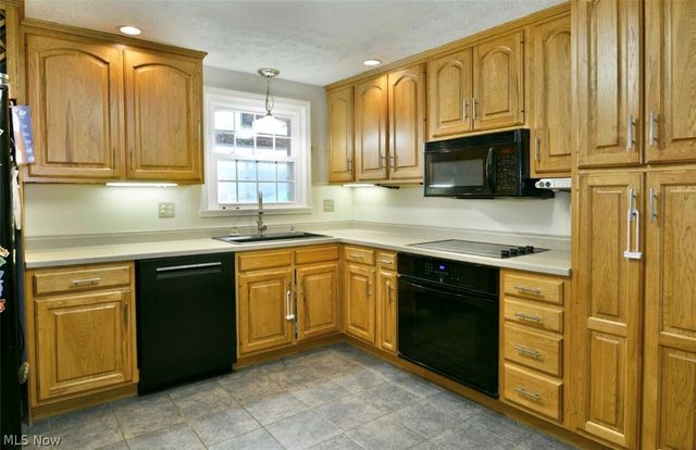 8559 Bayberry Drive NE, Warren, OH 44484