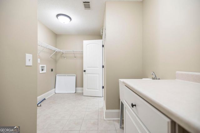 202 Avondale Circle, Warner Robins, GA 31088