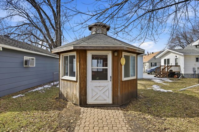 1718 6th Avenue S, Fargo, ND 58103