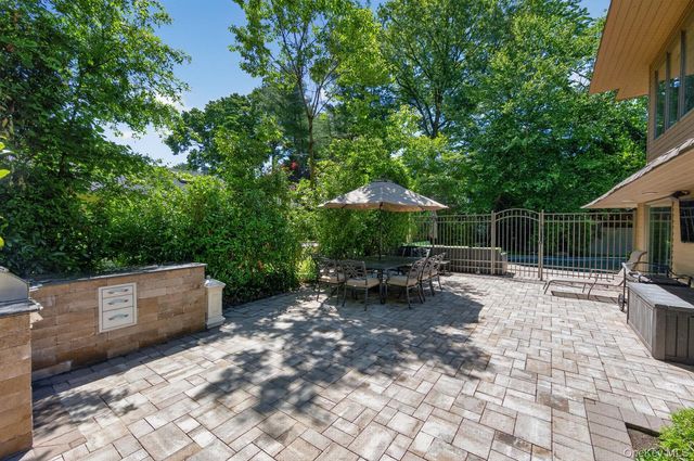 12 Locust Lane, Roslyn Heights, NY 11577