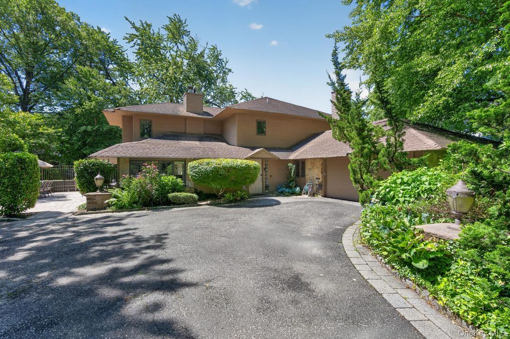 12 Locust Lane, Roslyn Heights, NY 11577
