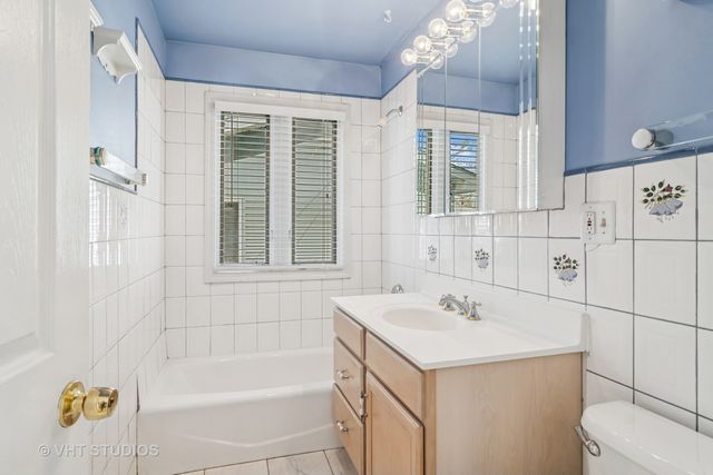 1019 Rockland Road, Lake Bluff, IL 60044