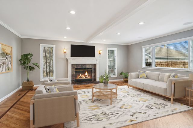 1019 Rockland Road, Lake Bluff, IL 60044