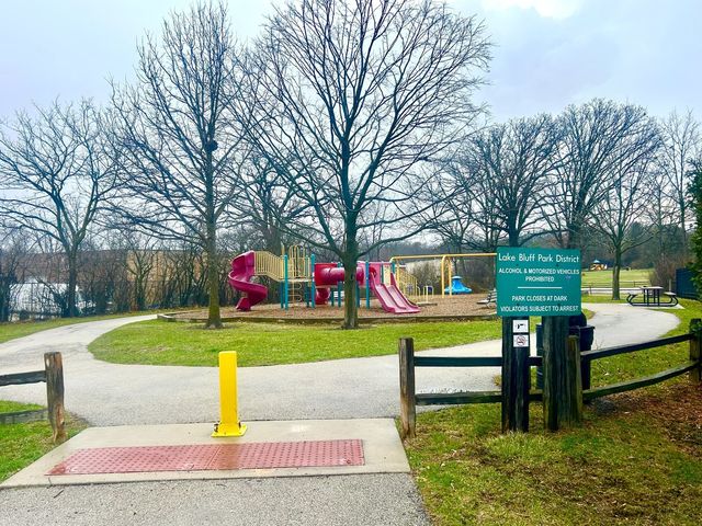 1019 Rockland Road, Lake Bluff, IL 60044