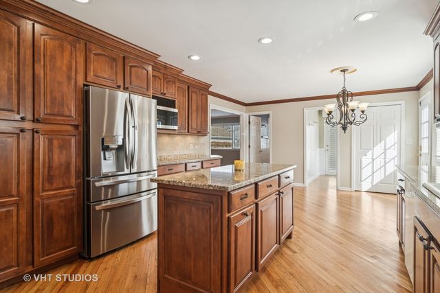 1019 Rockland Road, Lake Bluff, IL 60044