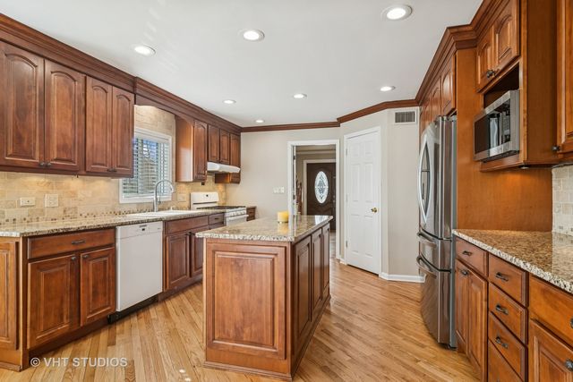 1019 Rockland Road, Lake Bluff, IL 60044