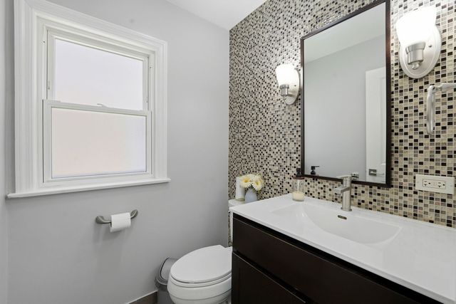2924 W Jerome Street, Chicago, IL 60645