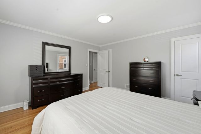 2924 W Jerome Street, Chicago, IL 60645