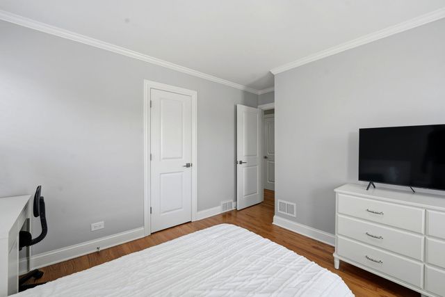 2924 W Jerome Street, Chicago, IL 60645