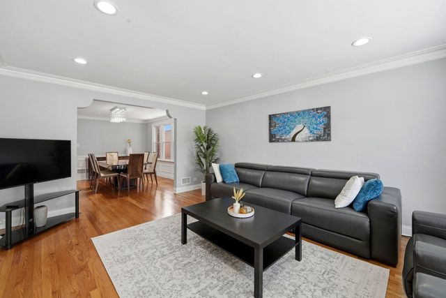 2924 W Jerome Street, Chicago, IL 60645