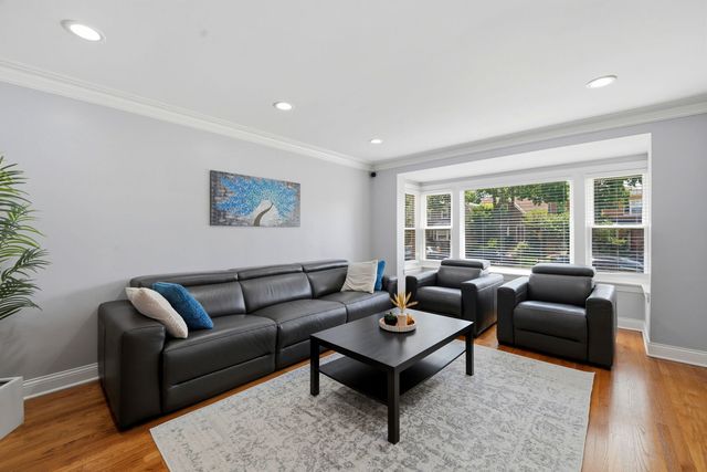 2924 W Jerome Street, Chicago, IL 60645
