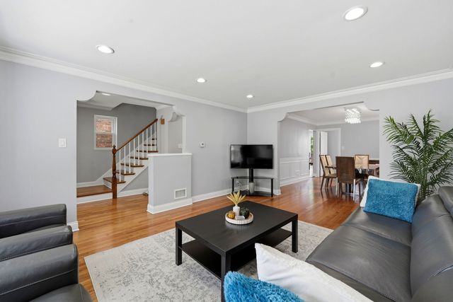 2924 W Jerome Street, Chicago, IL 60645