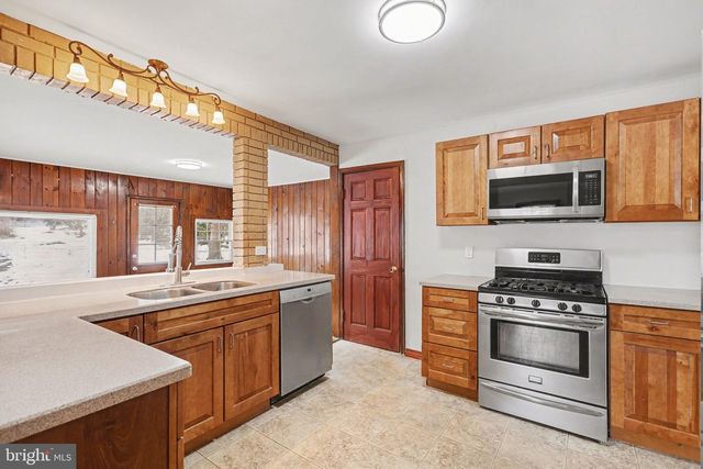 132 LOCUST GROVE RD, York, PA 17402