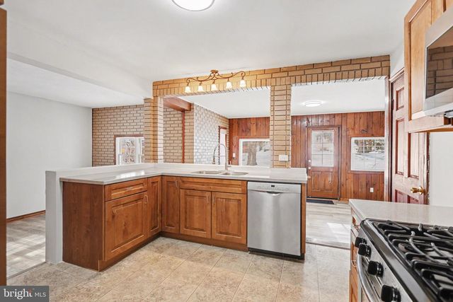 132 LOCUST GROVE RD, York, PA 17402