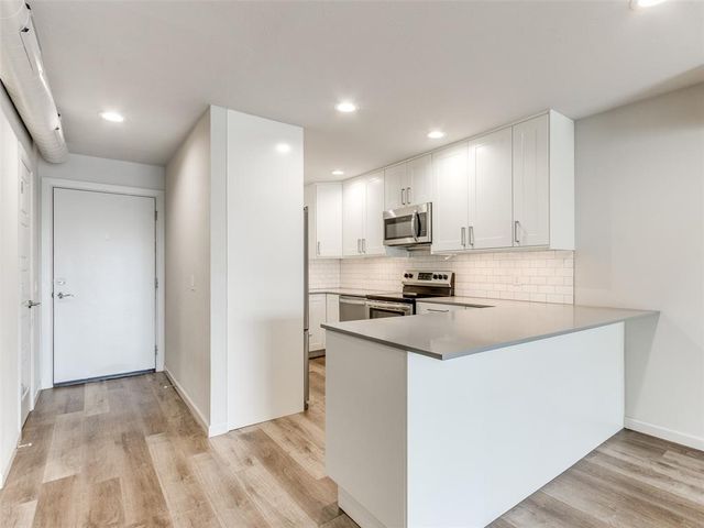 1110 Sherwood Lane 211, Nichols Hills, OK 73116