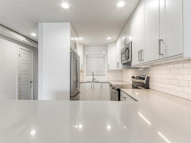 1110 Sherwood Lane 211, Nichols Hills, OK 73116