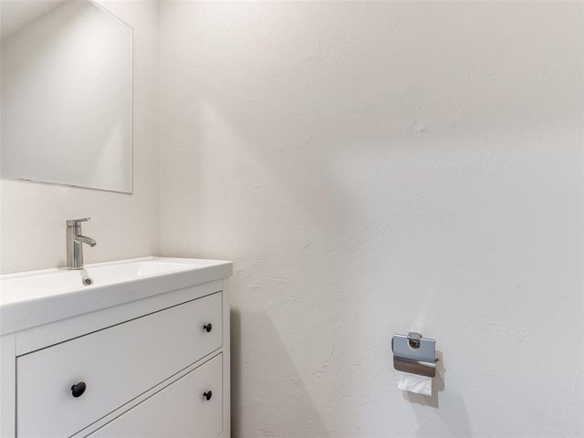 1110 Sherwood Lane 211, Nichols Hills, OK 73116