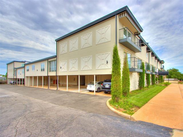 1110 Sherwood Lane 211, Nichols Hills, OK 73116