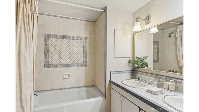 622 Greenwich St Apt 1D, New York City, NY 10014