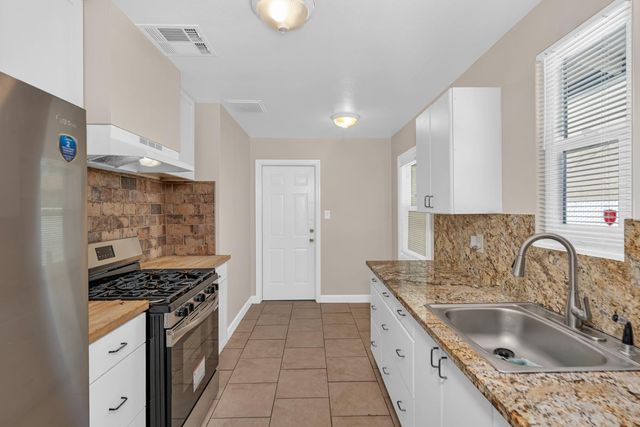 1013 E Garland, Fresno, CA 93704