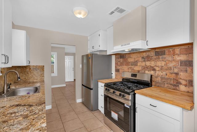 1013 E Garland, Fresno, CA 93704