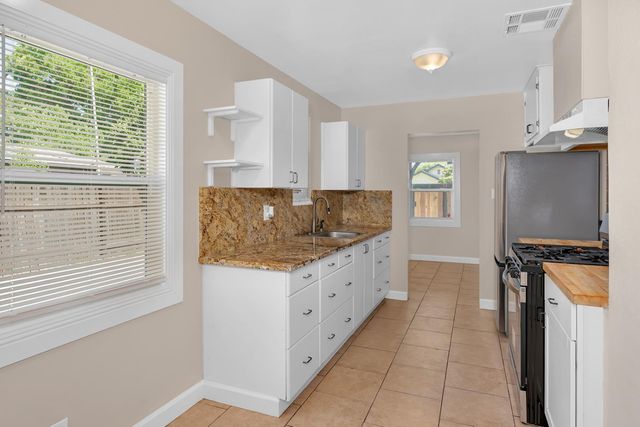 1013 E Garland, Fresno, CA 93704