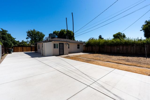 1013 E Garland, Fresno, CA 93704