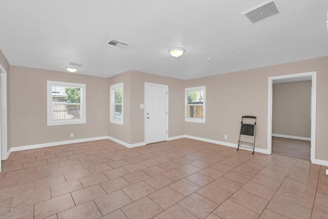 1013 E Garland, Fresno, CA 93704