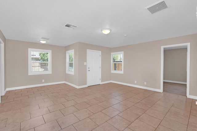 1013 E Garland, Fresno, CA 93704