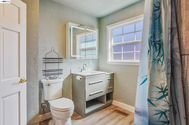 3932 Altamont Ave, Oakland, CA 94605
