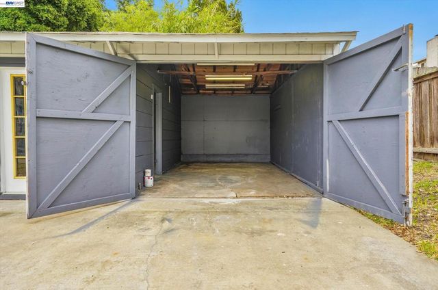 3932 Altamont Ave, Oakland, CA 94605