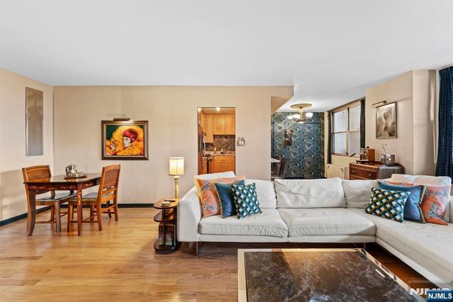 6040 Boulevard East MA, West New York, NJ 07093
