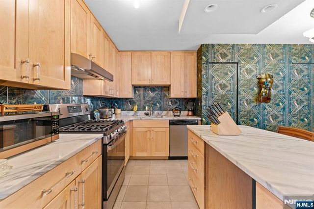 6040 Boulevard East MA, West New York, NJ 07093