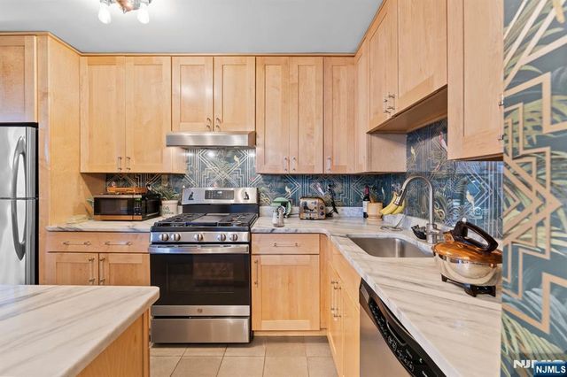 6040 Boulevard East MA, West New York, NJ 07093
