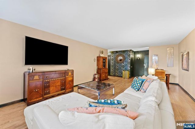 6040 Boulevard East MA, West New York, NJ 07093