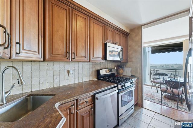 2 Horizon 1010, Fort Lee, NJ 07024