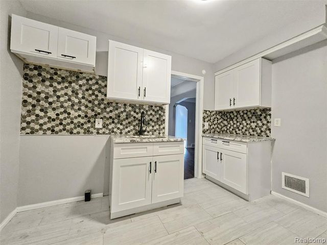 9500 Lakepointe Street, Detroit, MI 48224