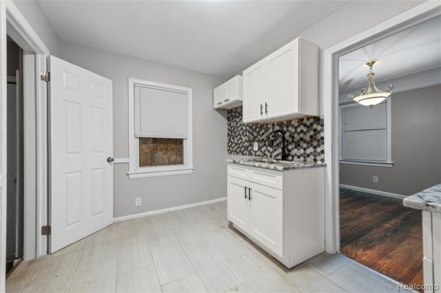 9500 Lakepointe Street, Detroit, MI 48224