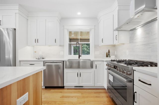 11 Lexington St, Burlington, MA 01803