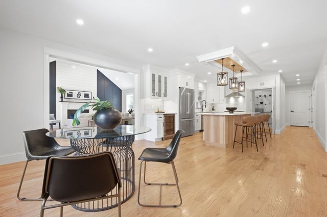 11 Lexington St, Burlington, MA 01803