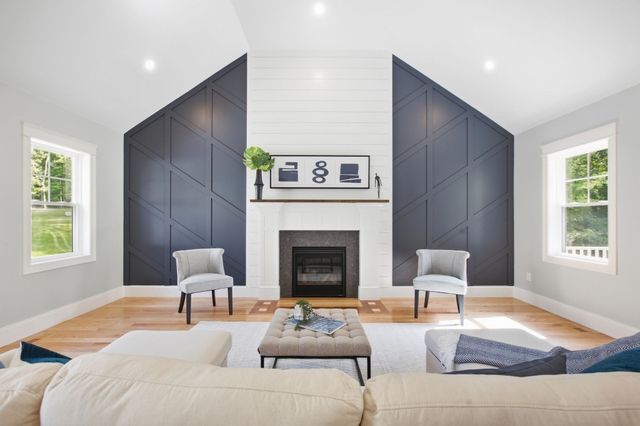11 Lexington St, Burlington, MA 01803