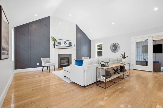 11 Lexington St, Burlington, MA 01803